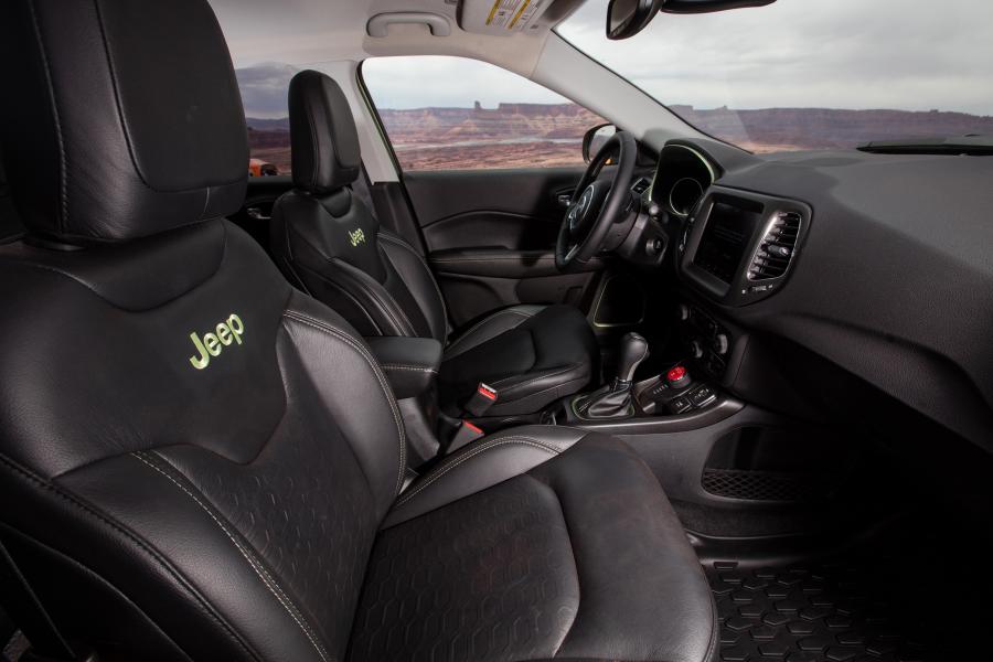 Интерьер Jeep Trailpass Concept (MP) 2017 года  (фото 6 из 14)